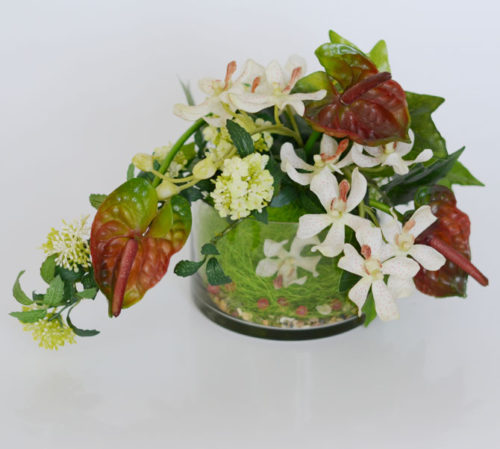 Настольная флористическая композиция с антуриумом и орхидеей в стеклянном цилиндре