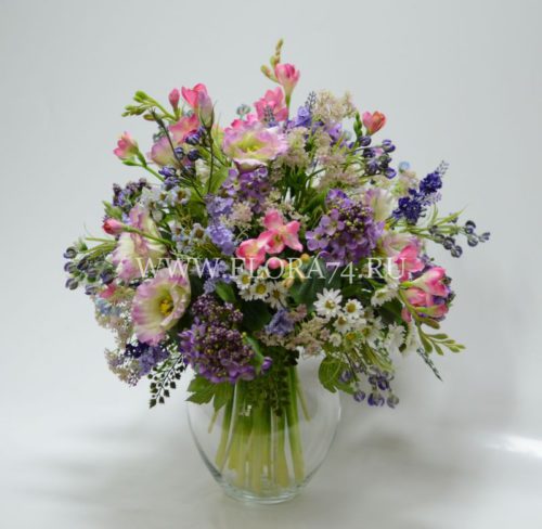 Флористическая интерьерная композиция из искусственных цветов в стеклянной вазе.