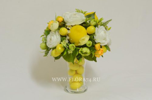 Композиция с цветами и лимонами